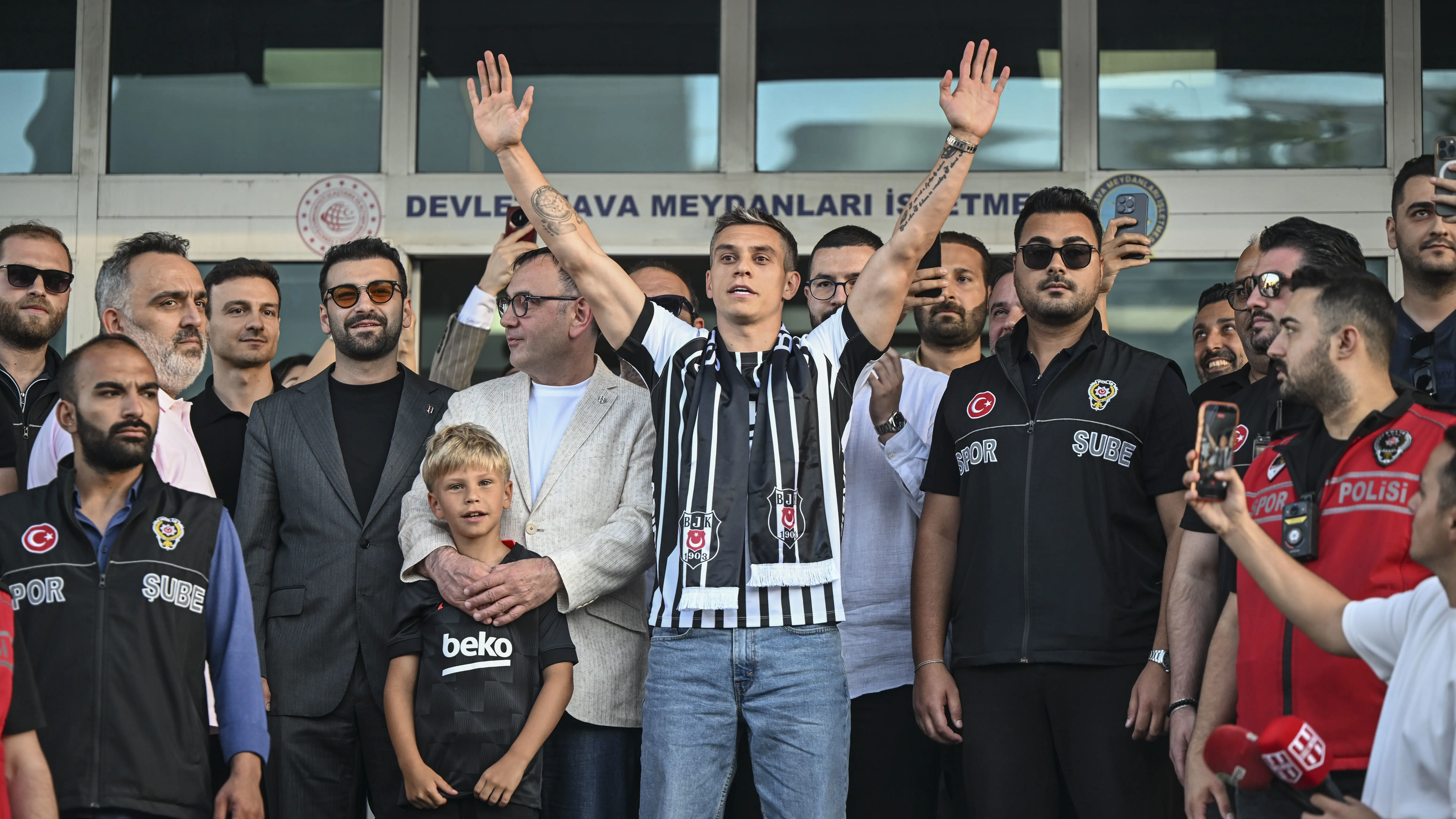 Kartal'ımızın Yeni Yıldızı Leandro Trossard İstanbul'da! Coşku Dorukta